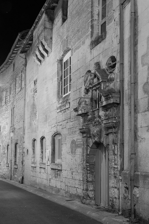 Angoulême - Ancienne porte du couvent des Carmes.jpg