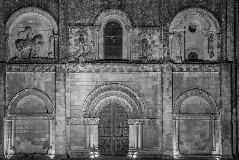 Châteauneuf - Façade de l église Saint Pierre