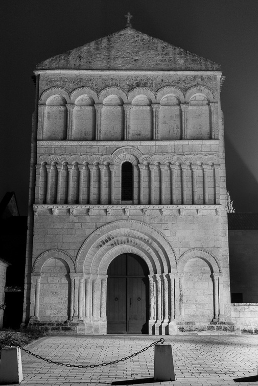 Bourg-Charente - La façade de l_église St Jean Baptiste.jpg