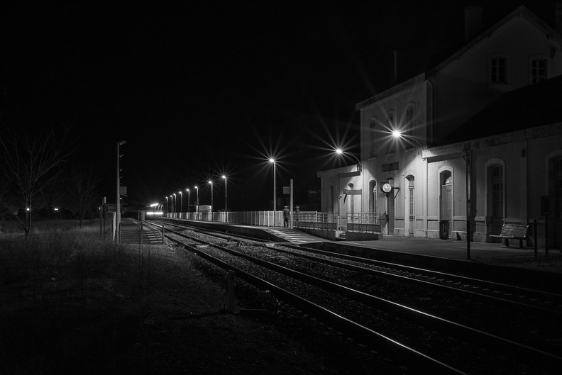 Le  21h52  va entrer en gare de Châteauneuf
